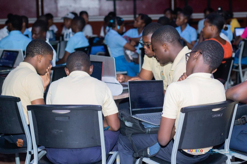 Démonstration de robotique devant des élèves en uniforme scolaire