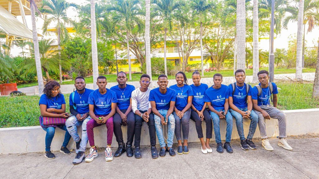 Membres du club assis ensemble en extérieur