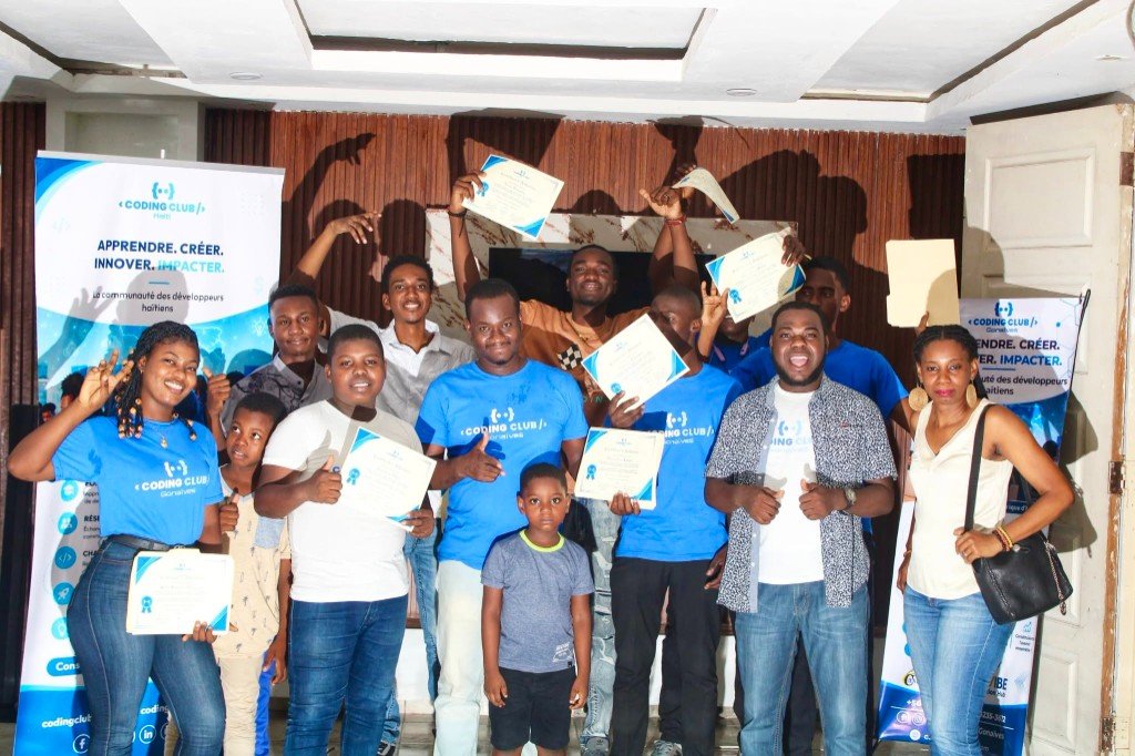 Membres de Coding Club Haïti avec leurs certificats