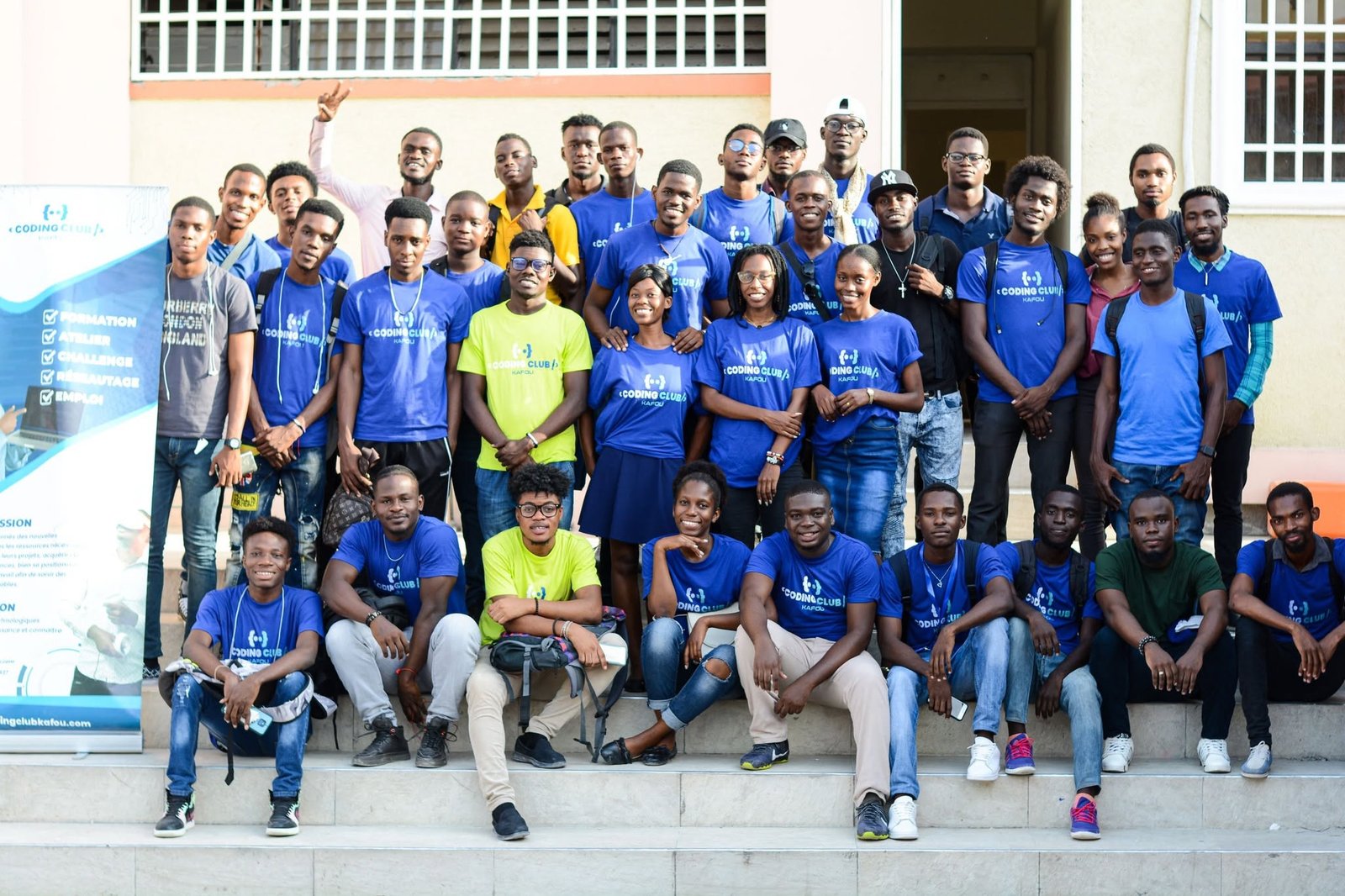 Membres de Coding Club Haïti réunis en photo de groupe