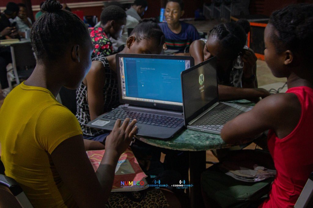 Jeunes filles découvrant un environnement de développement